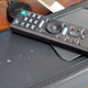 El mando a distancia de la barra de sonido Sony HT-A5000